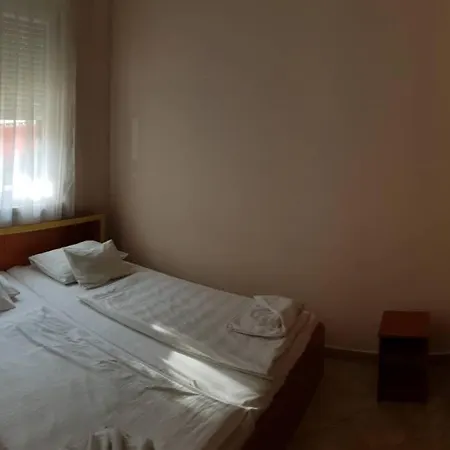 מלון Beach Hotel 3*