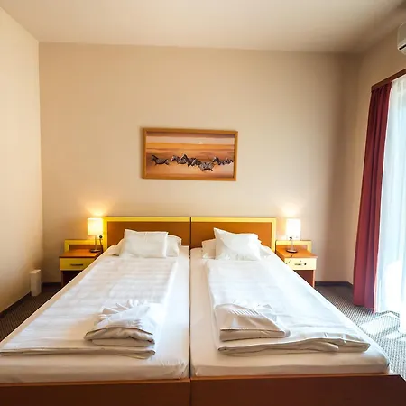 Отель Beach Hotel Шиофок