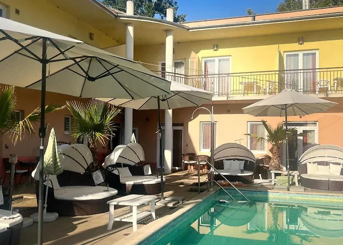 Beach Hotel מלון שיופוק