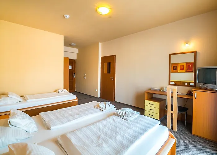 מלון Beach Hotel 3*