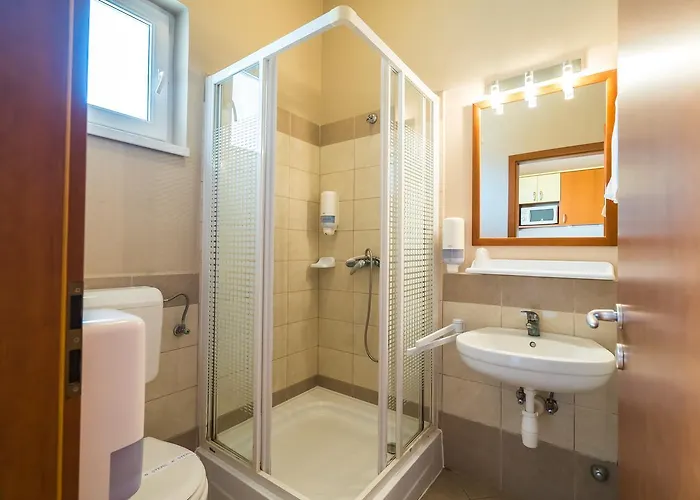 Beach Hotel מלון 3*