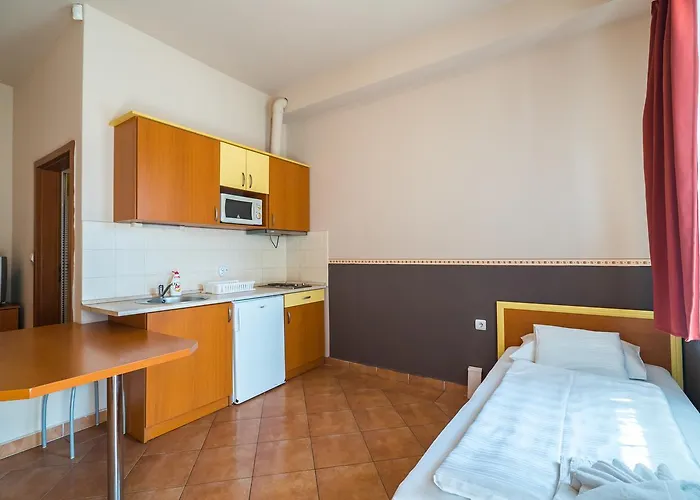 Beach Hotel Отель 3*