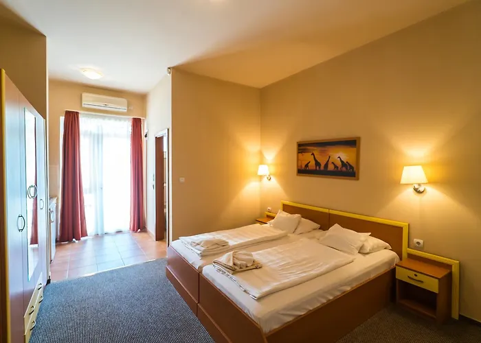 Beach Hotel Отель Шиофок