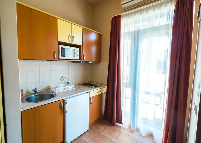 Beach Hotel 3* שיופוק